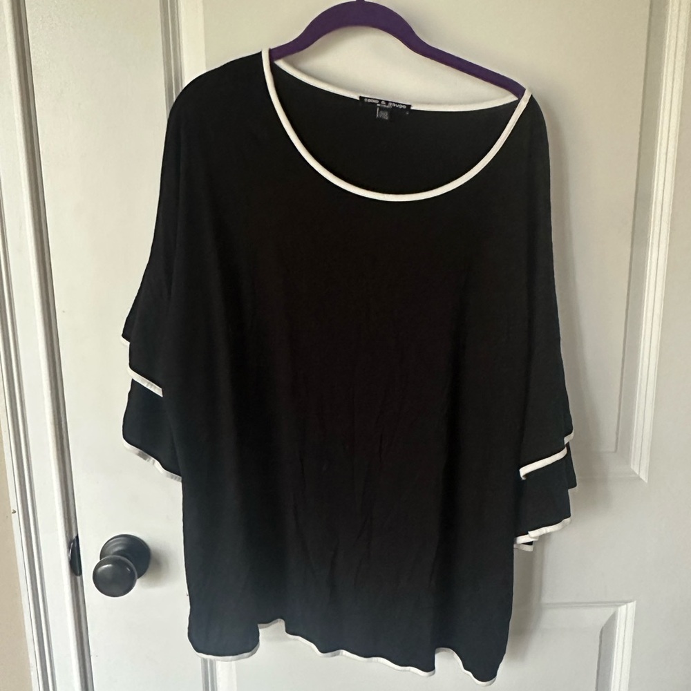 1x Cable & Gauge Black Scoop Neck Tunic with White Trim